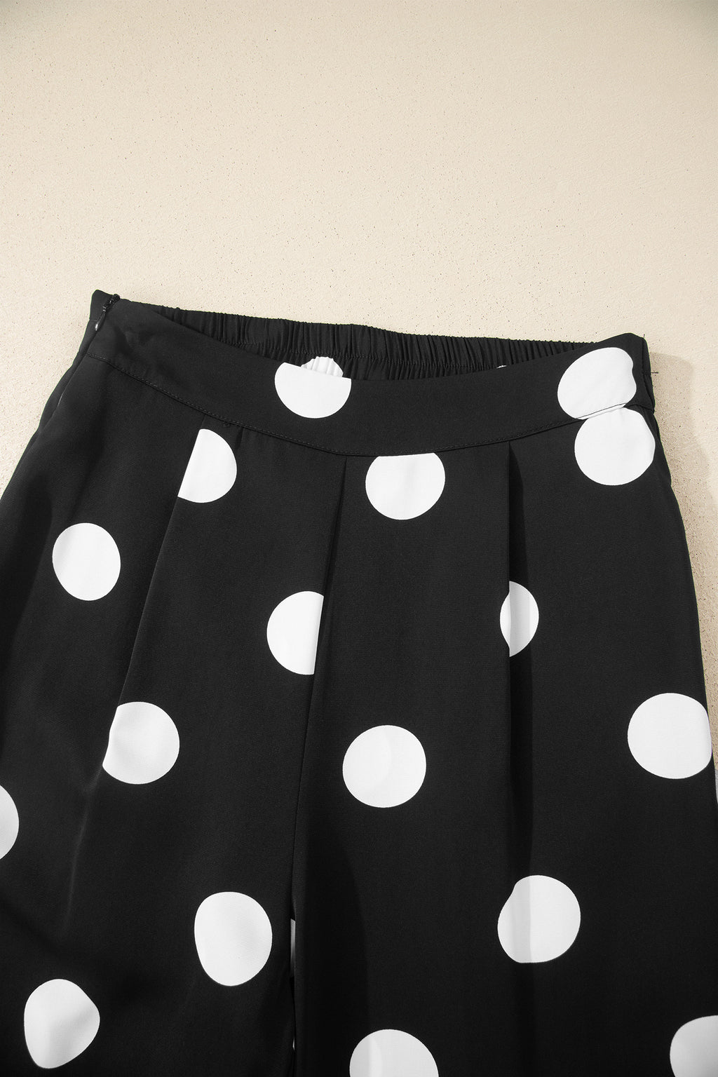 Ensemble deux pièces à pois noirs — débardeur plissé col rond et pantalon jambes larges