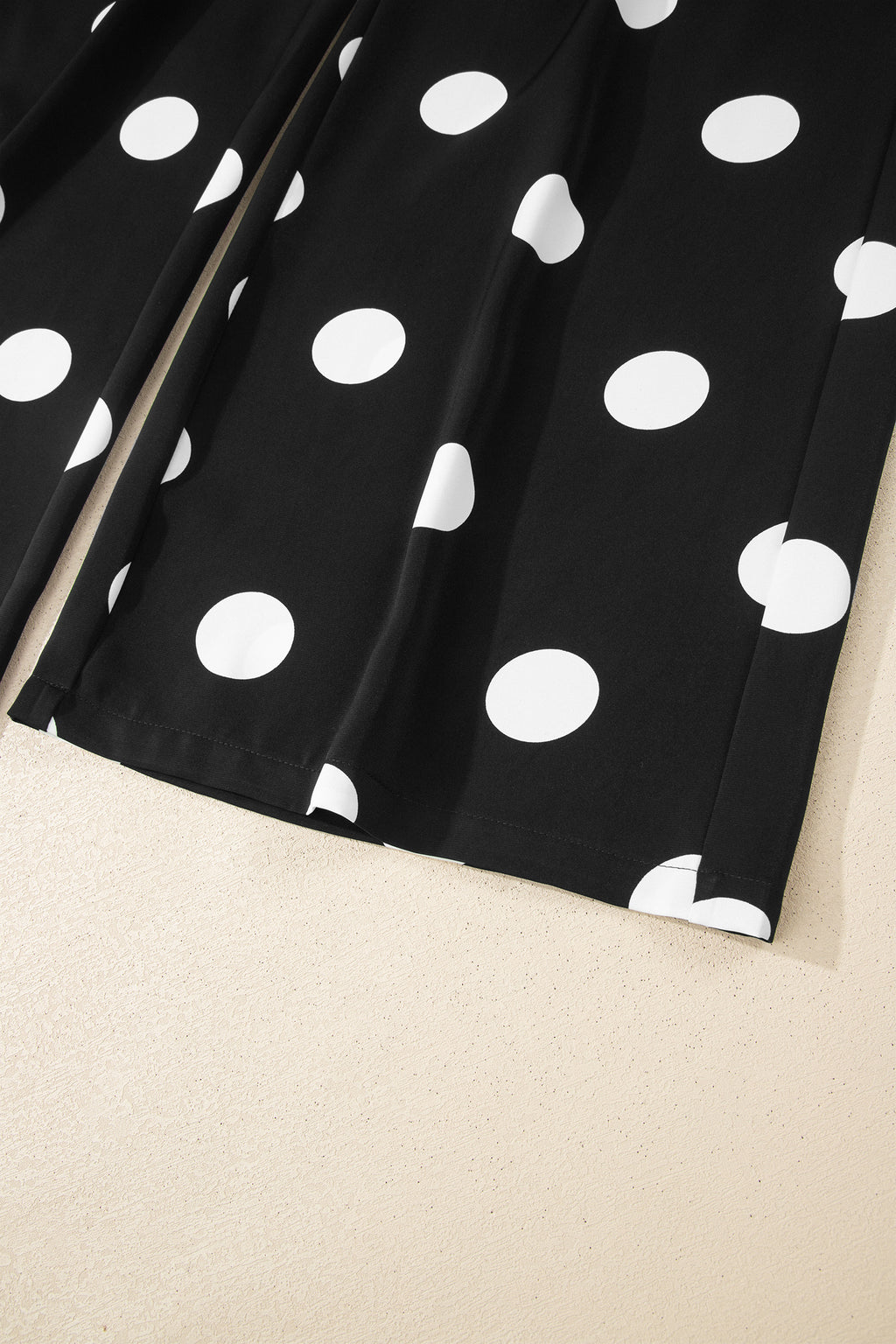 Ensemble deux pièces à pois noirs — débardeur plissé col rond et pantalon jambes larges