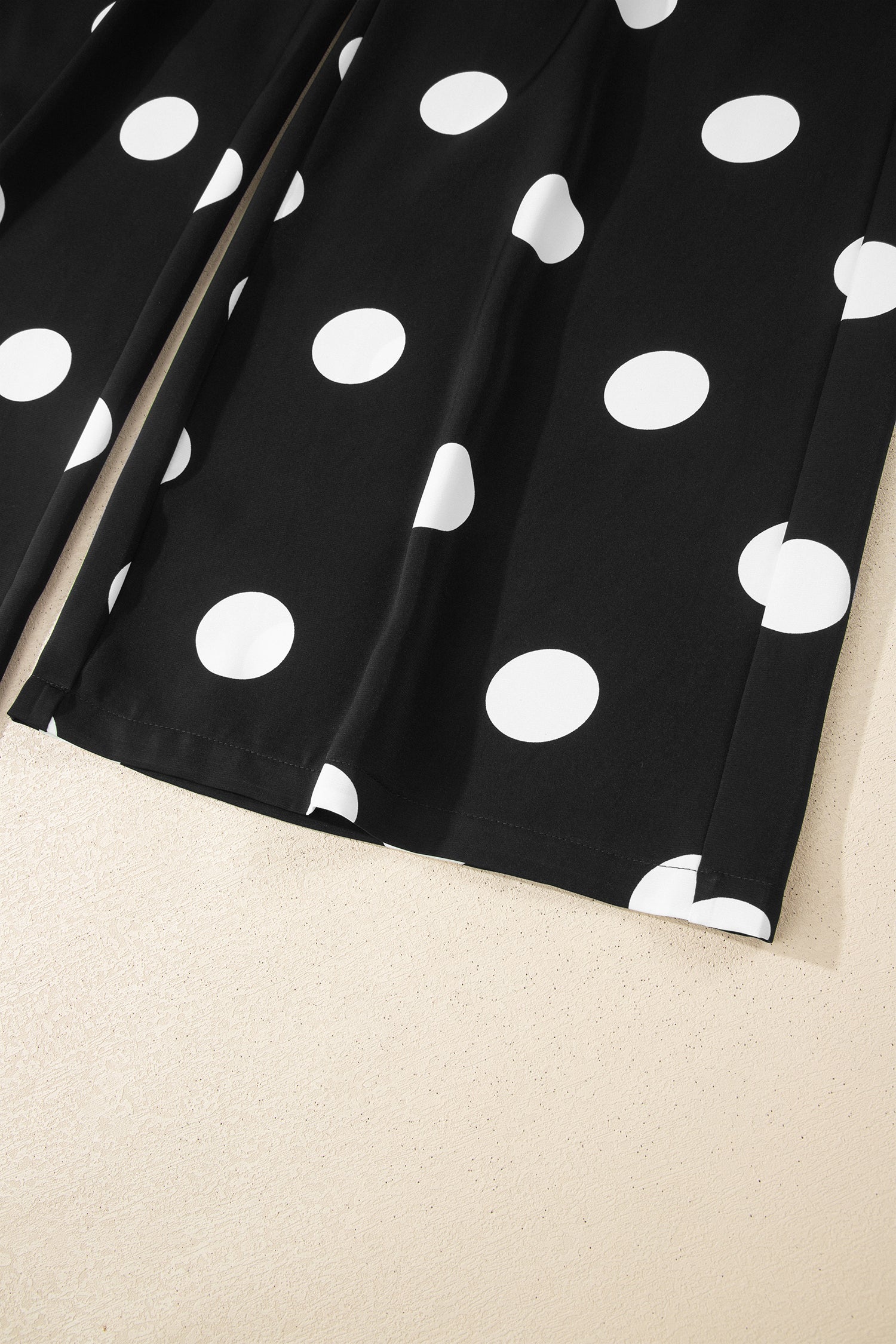 Ensemble deux pièces à pois noirs — débardeur plissé col rond et pantalon jambes larges