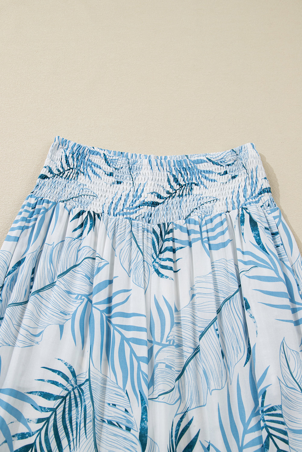 Pantalon large à imprimé botanique bleu ciel et taille froncée