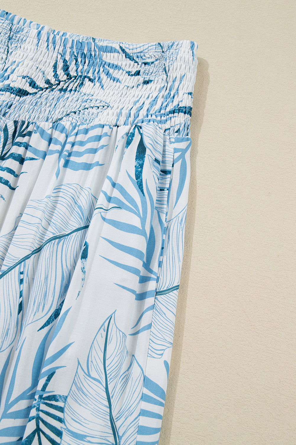 Pantalon large à imprimé botanique bleu ciel et taille froncée