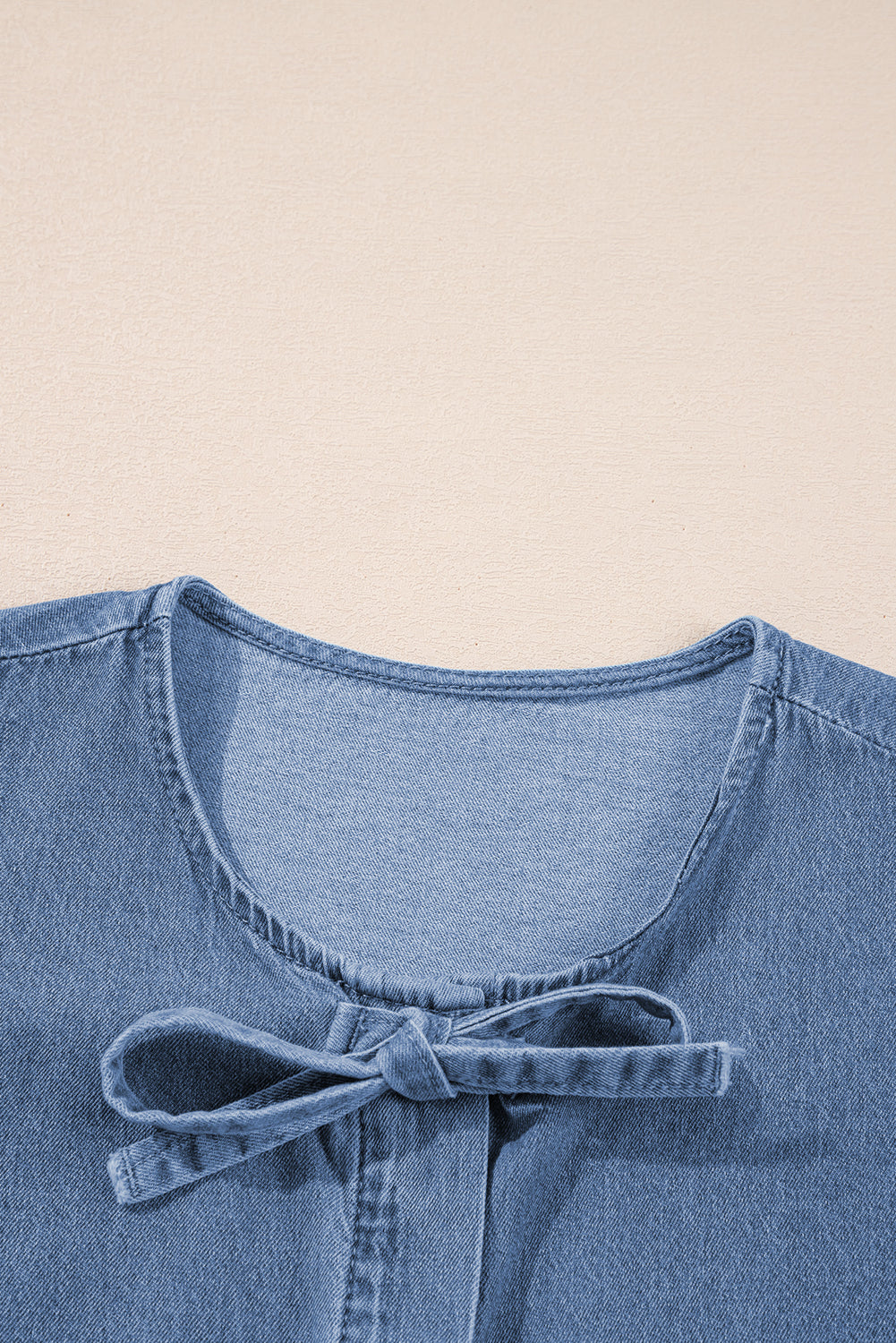 Chemise en Jean Péplum — Manches Bouffantes et Nœuds Papillon, Bleu Crépuscule