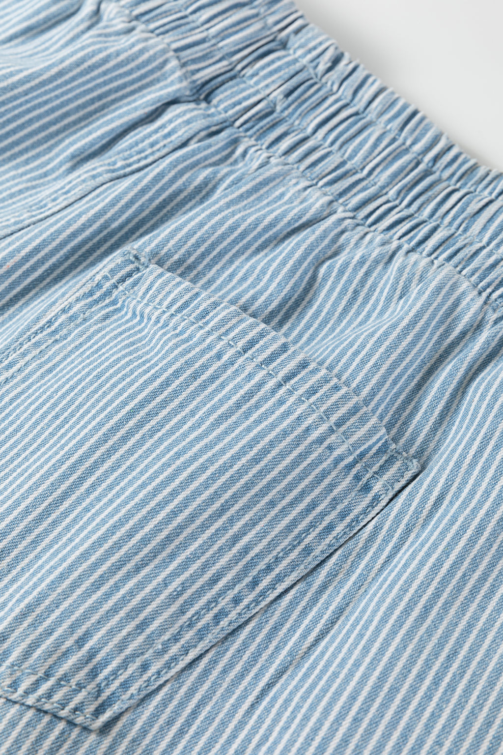 Short en jean rayures bleu ciel — Taille élastique & cordon