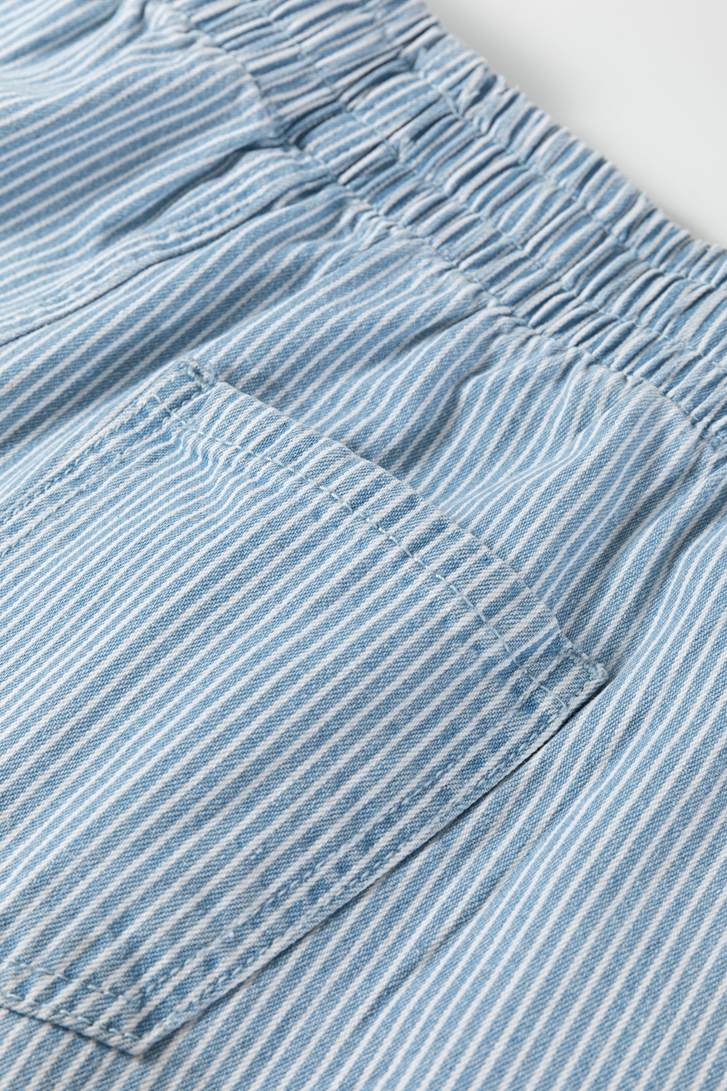 Short en jean rayures bleu ciel — Taille élastique & cordon