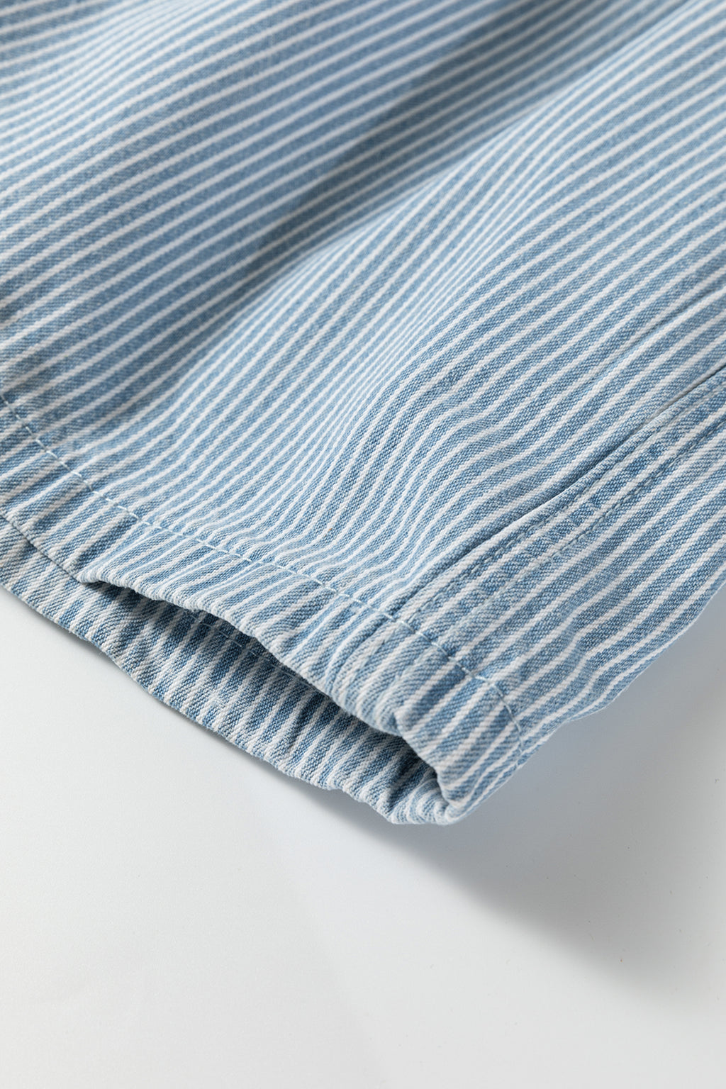 Short en jean rayures bleu ciel — Taille élastique & cordon