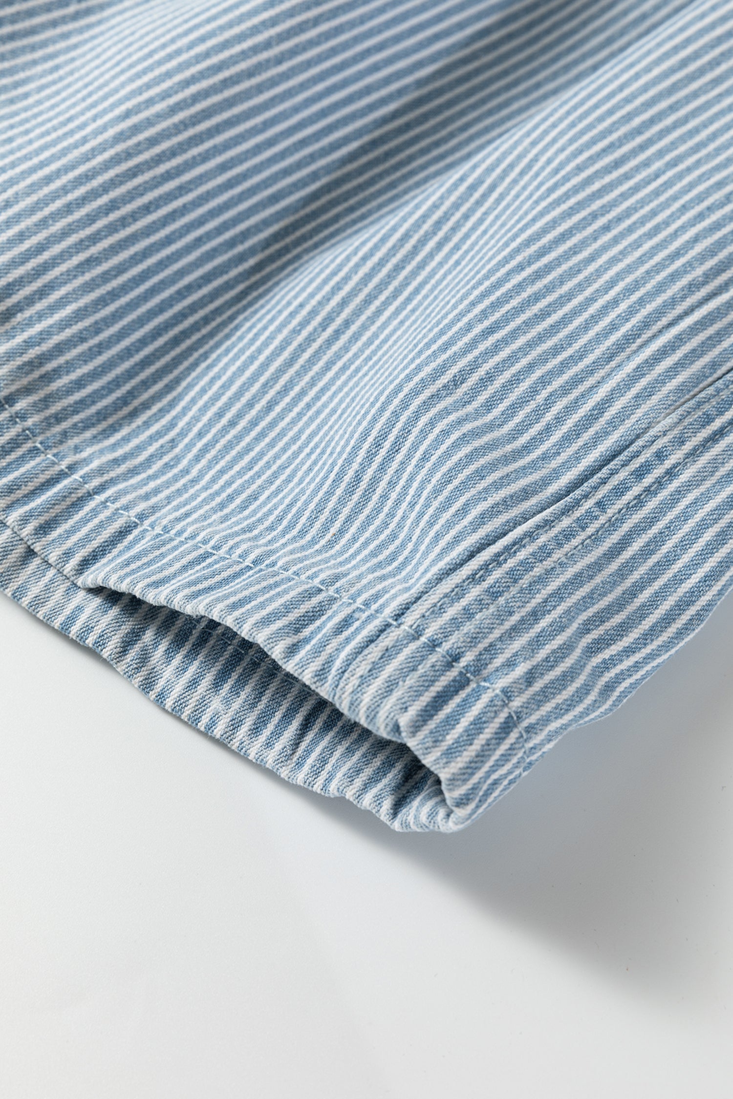 Short en jean rayures bleu ciel — Taille élastique & cordon
