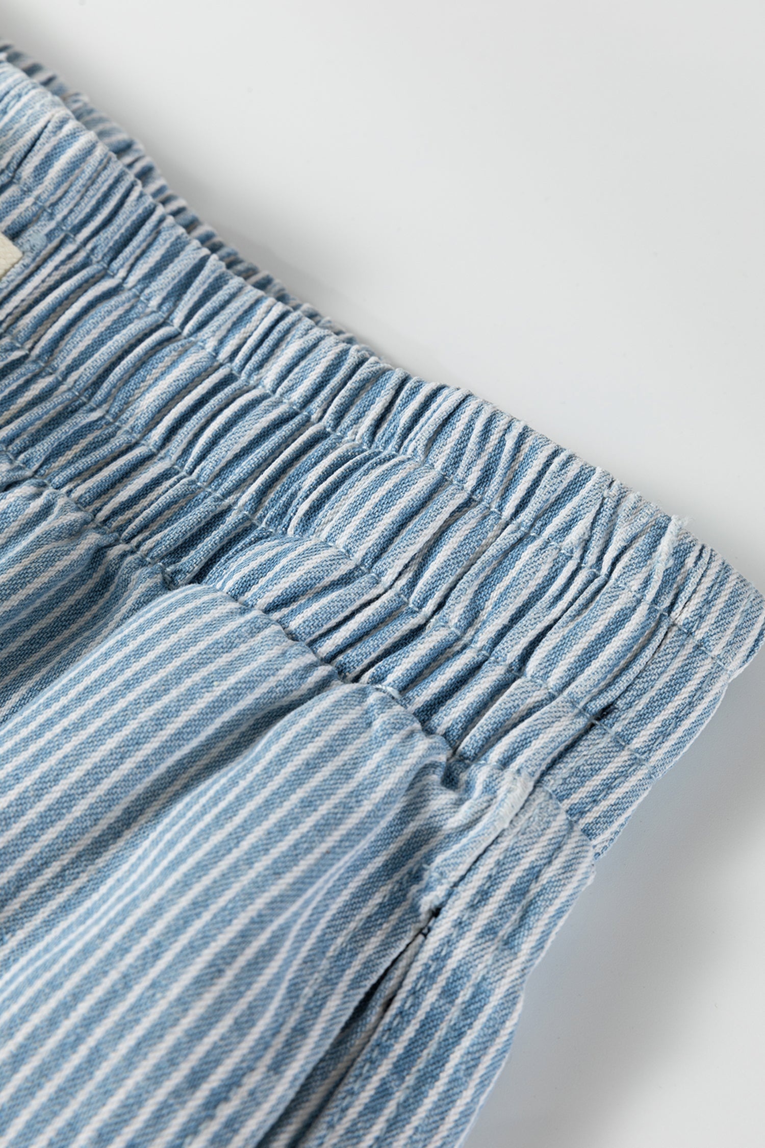 Short en jean rayures bleu ciel — Taille élastique & cordon