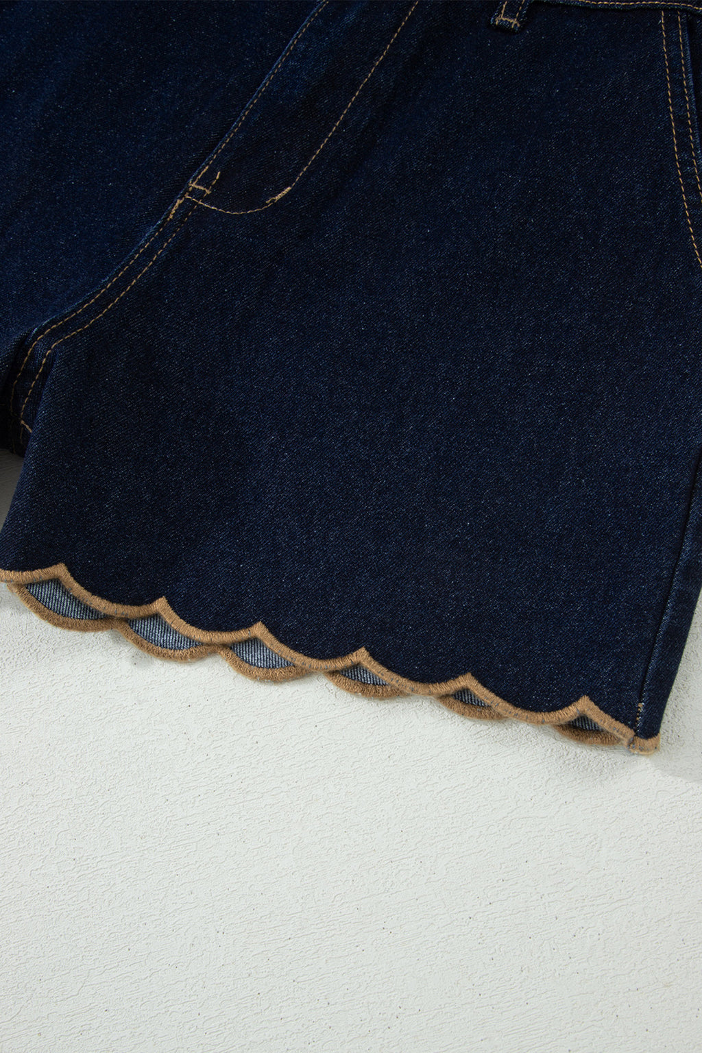 Short en jean à bordure festonnée — Bleu marine