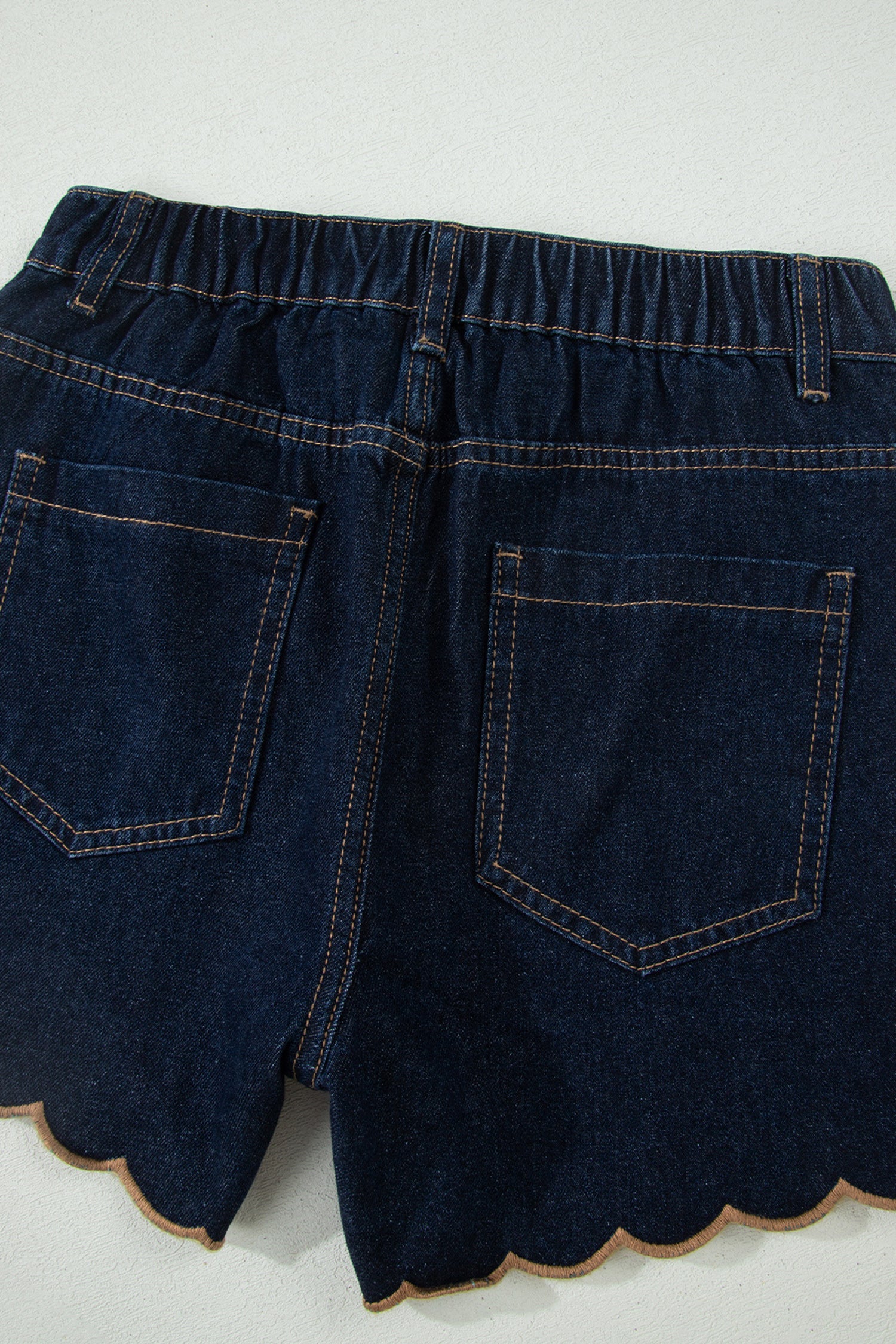 Short en jean à bordure festonnée — Bleu marine