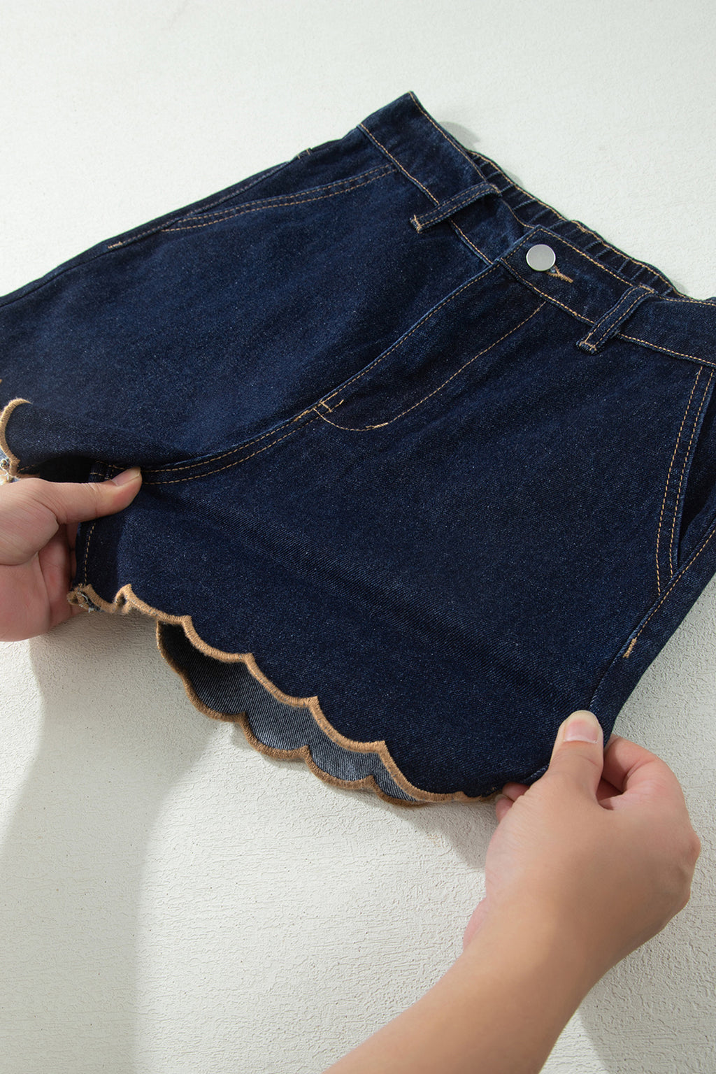 Short en jean à bordure festonnée — Bleu marine