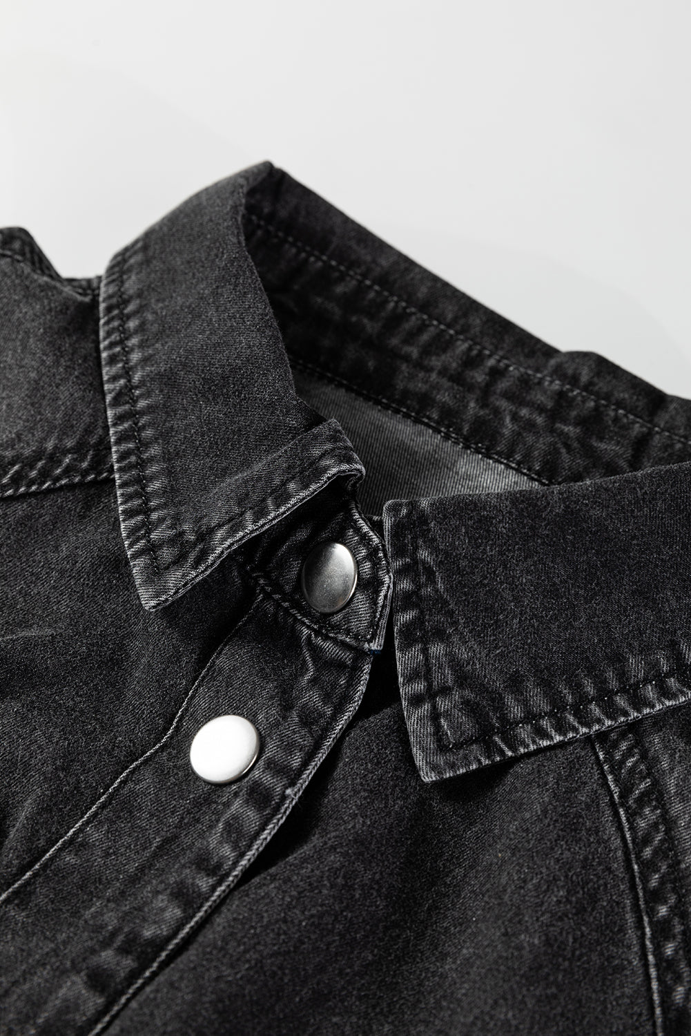 Robe Chemise Ample en Jean — Ourlet Brut et Poches Poitrine
