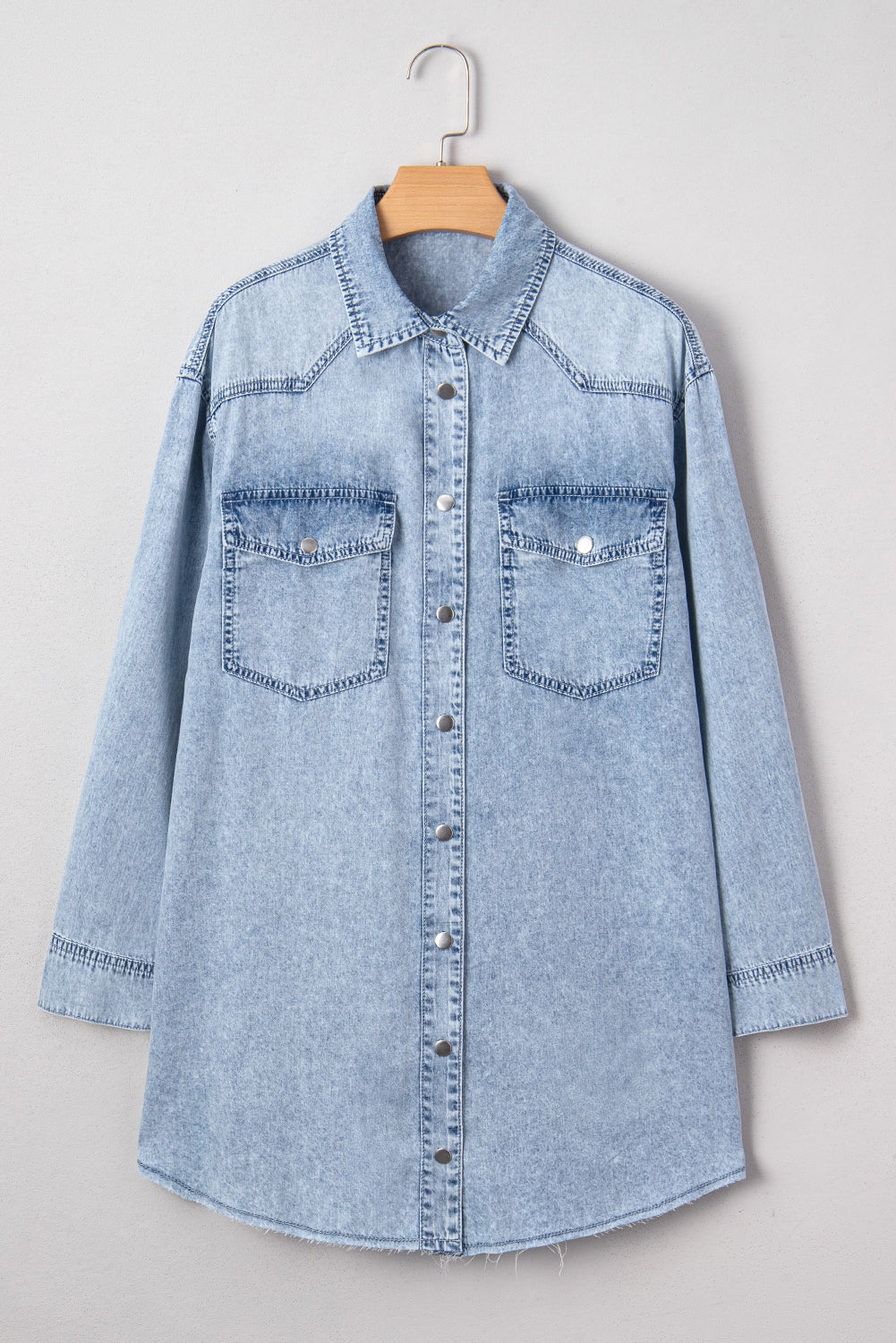 Robe Chemise Ample en Jean — Ourlet Brut et Poches Poitrine