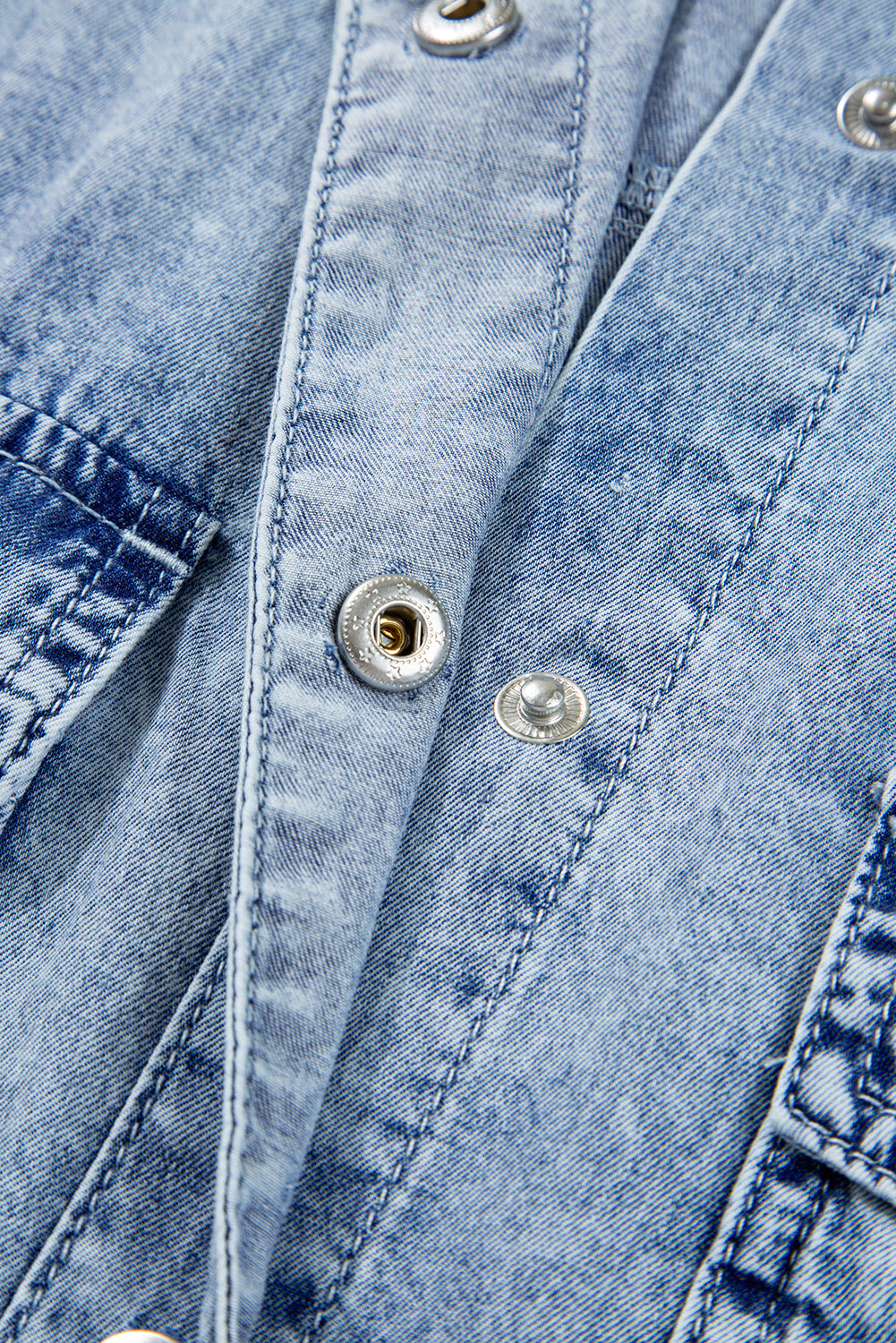 Robe Chemise Ample en Jean — Ourlet Brut et Poches Poitrine