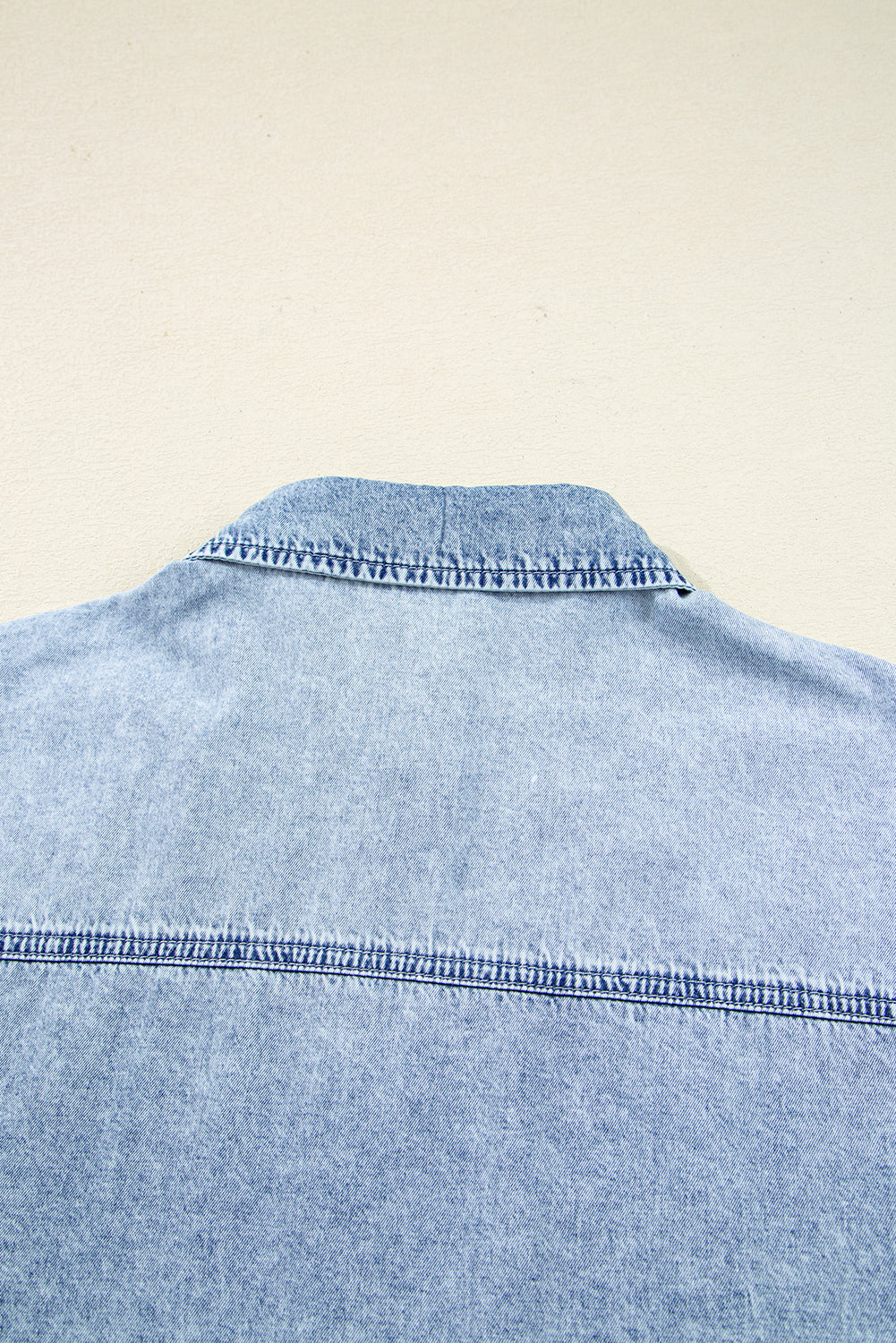Robe Chemise Ample en Jean — Ourlet Brut et Poches Poitrine