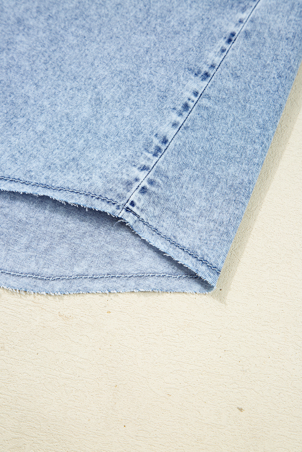 Robe Chemise Ample en Jean — Ourlet Brut et Poches Poitrine