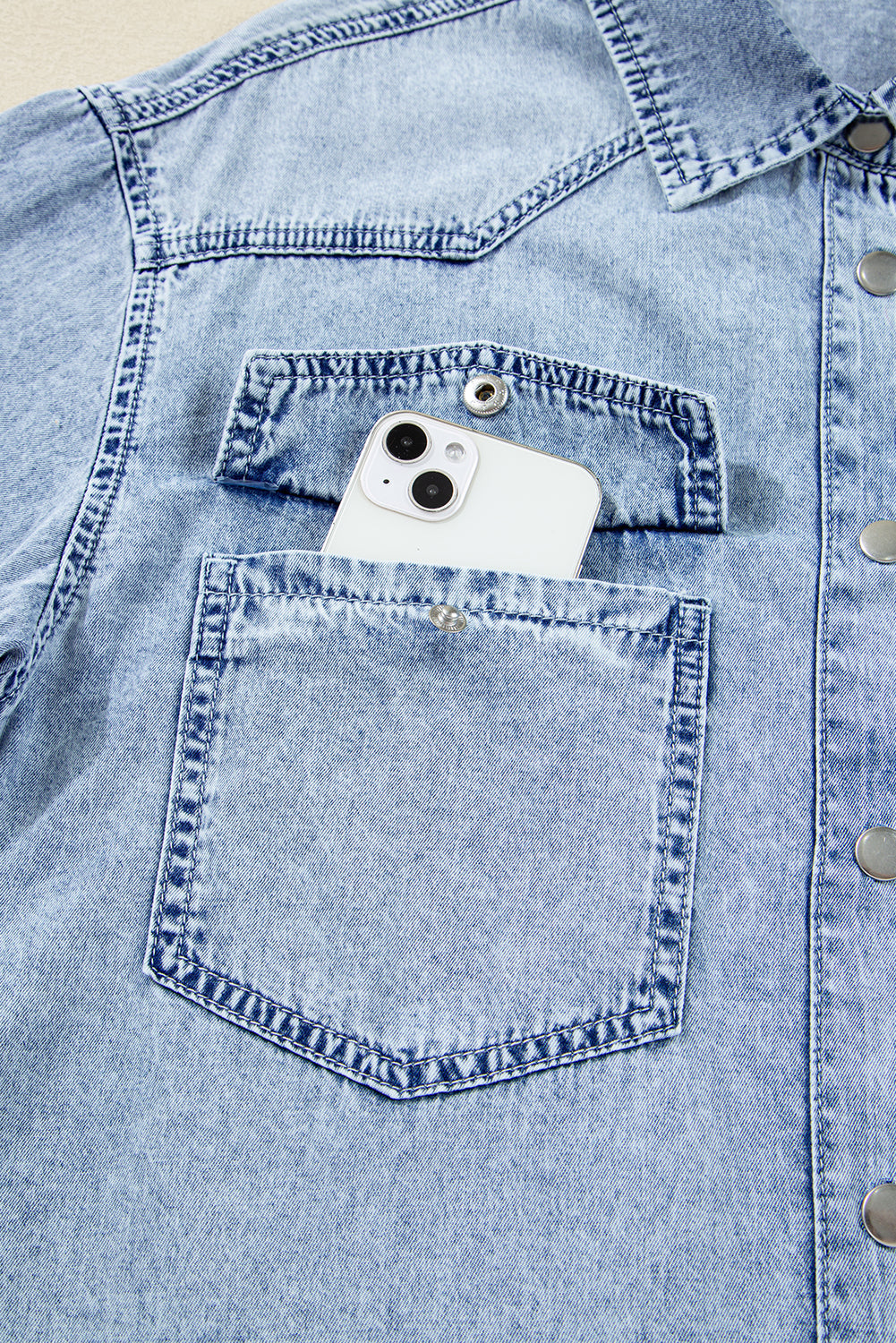 Robe Chemise Ample en Jean — Ourlet Brut et Poches Poitrine