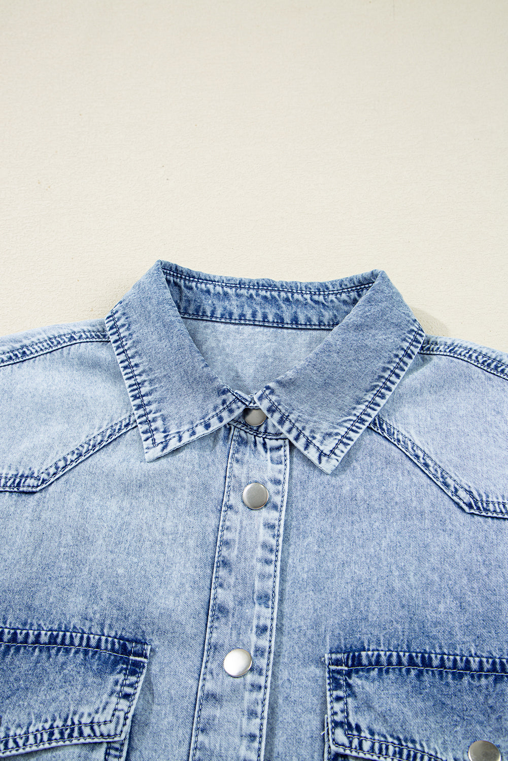 Robe Chemise Ample en Jean — Ourlet Brut et Poches Poitrine