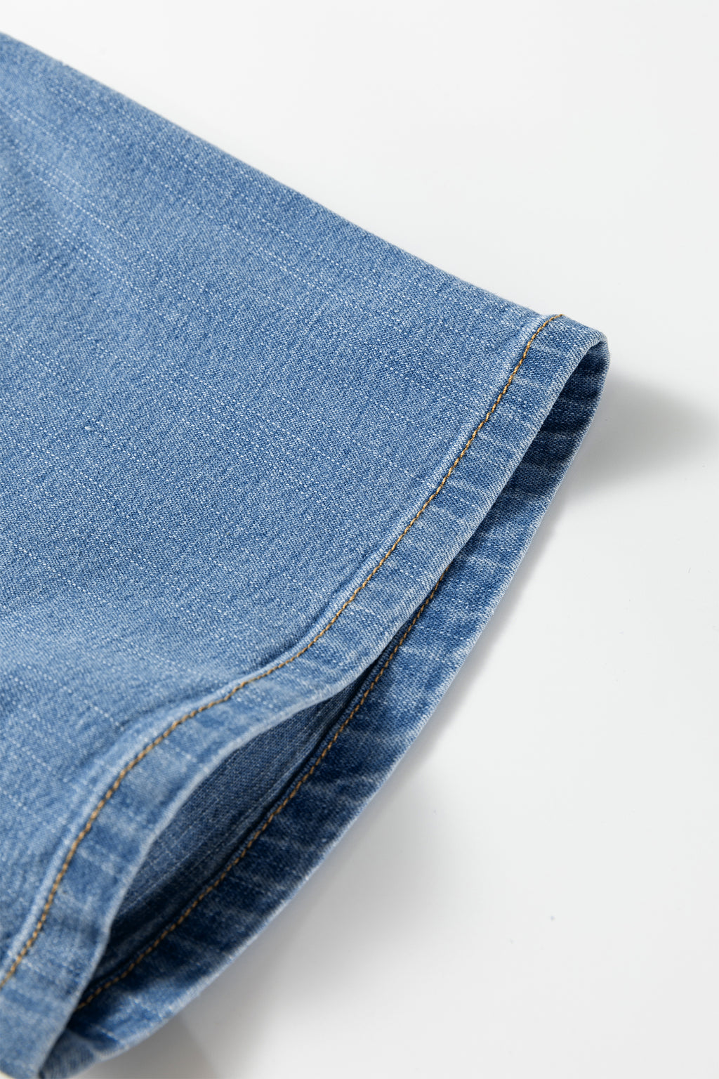 Robe mini en jean bleu myosotis — Taille smockée & col V