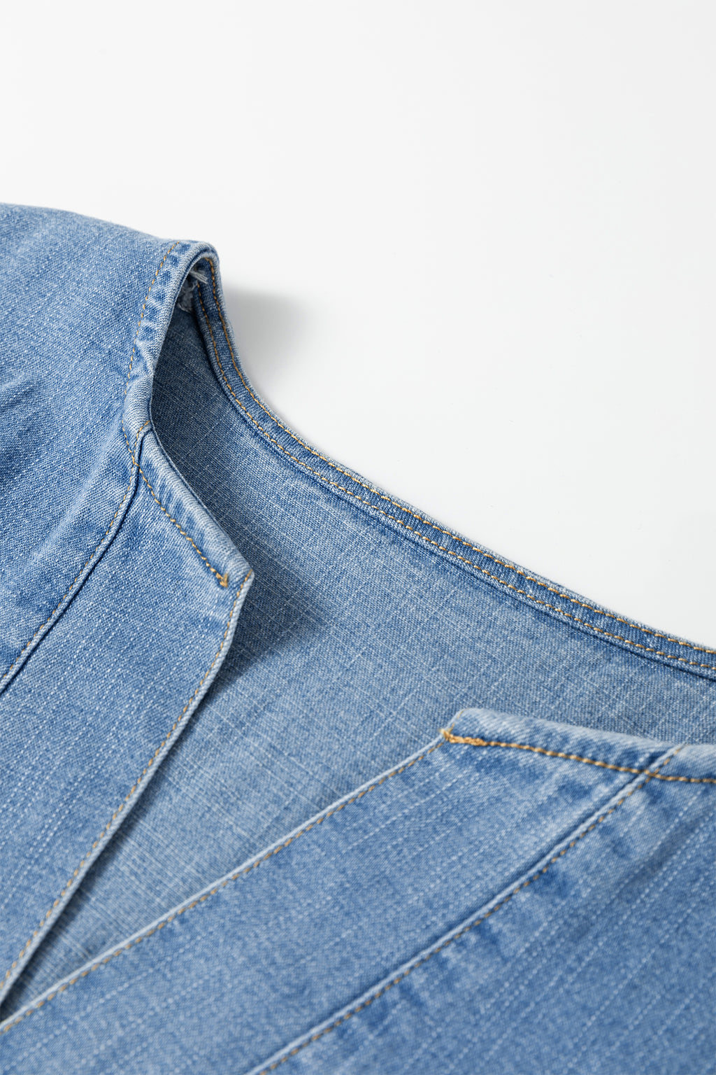 Robe mini en jean bleu myosotis — Taille smockée & col V