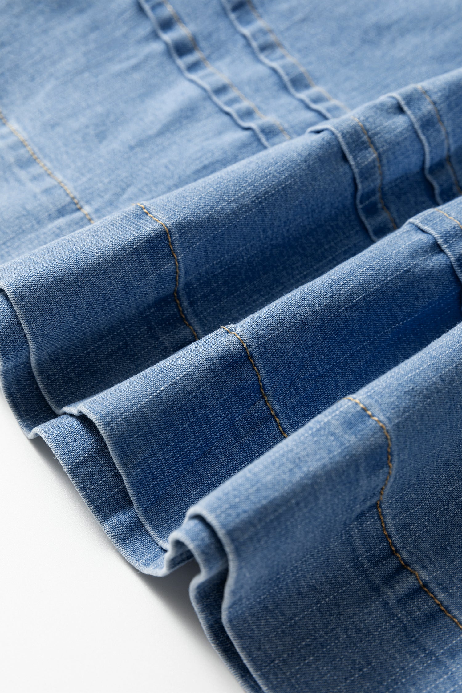 Robe mini en jean bleu myosotis — Taille smockée & col V