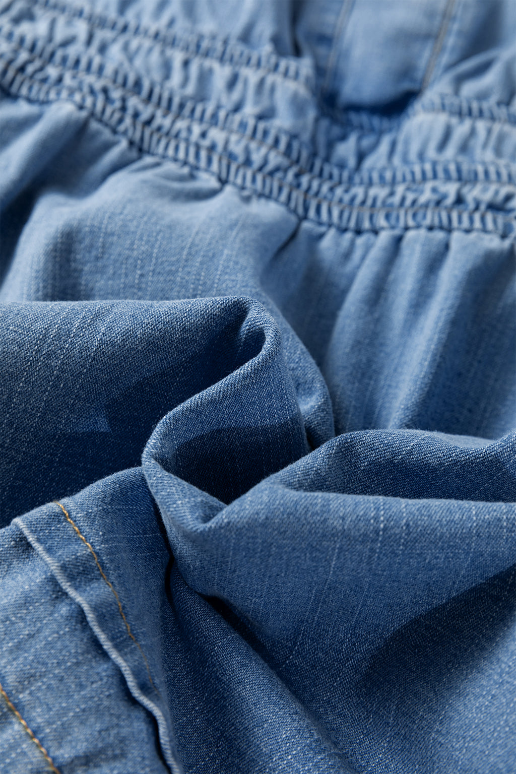 Robe mini en jean bleu myosotis — Taille smockée & col V