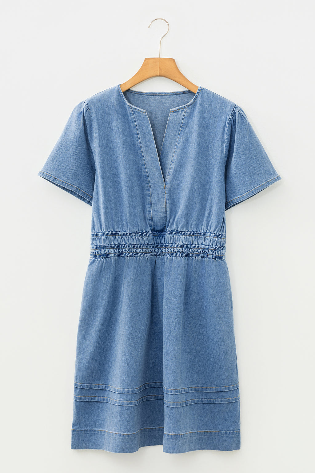 Robe mini en jean bleu myosotis — Taille smockée & col V