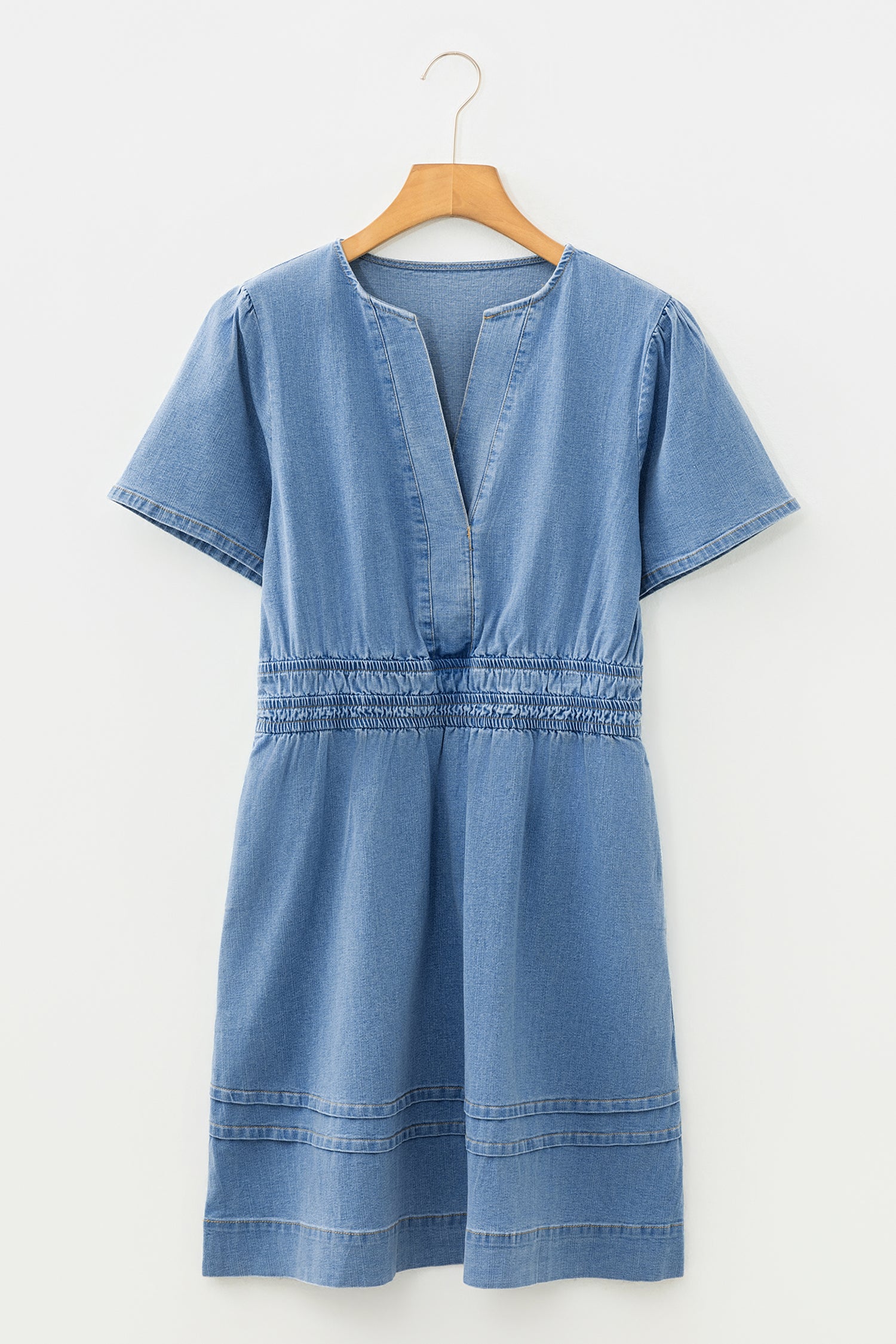 Robe mini en jean bleu myosotis — Taille smockée & col V