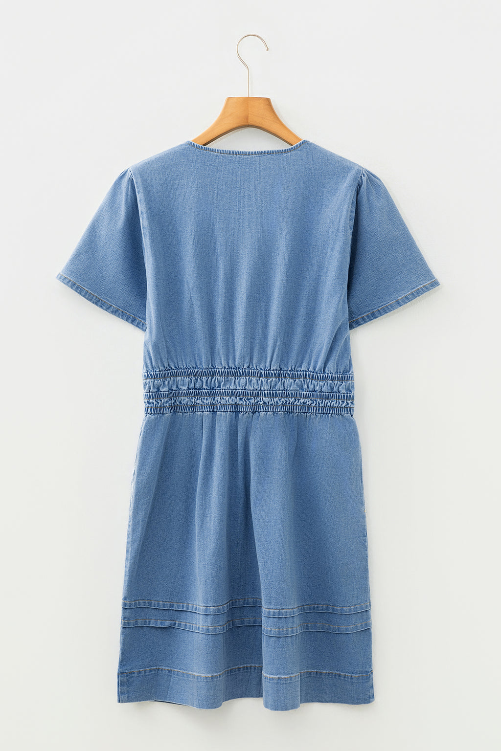 Robe mini en jean bleu myosotis — Taille smockée & col V