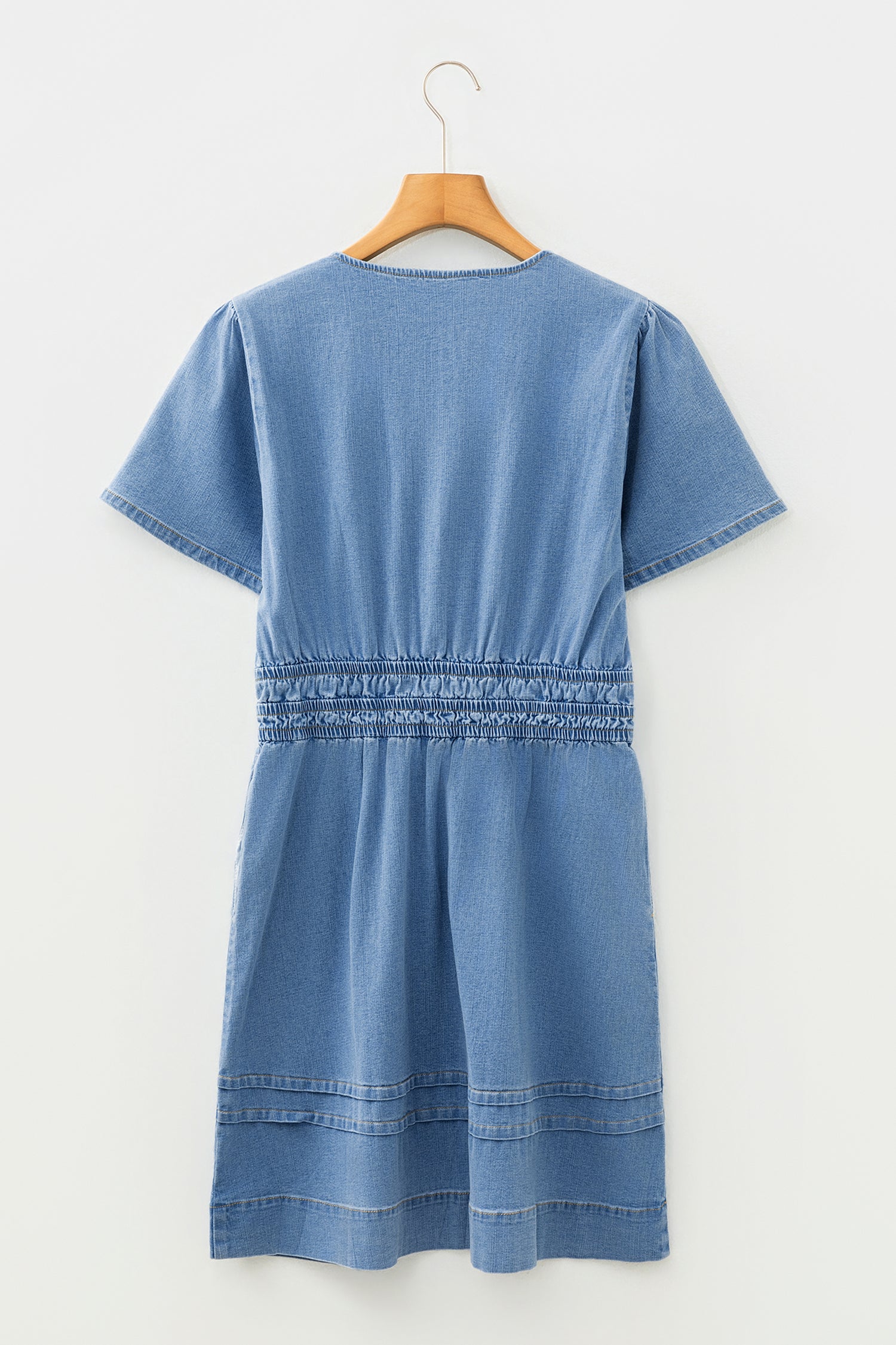 Robe mini en jean bleu myosotis — Taille smockée & col V
