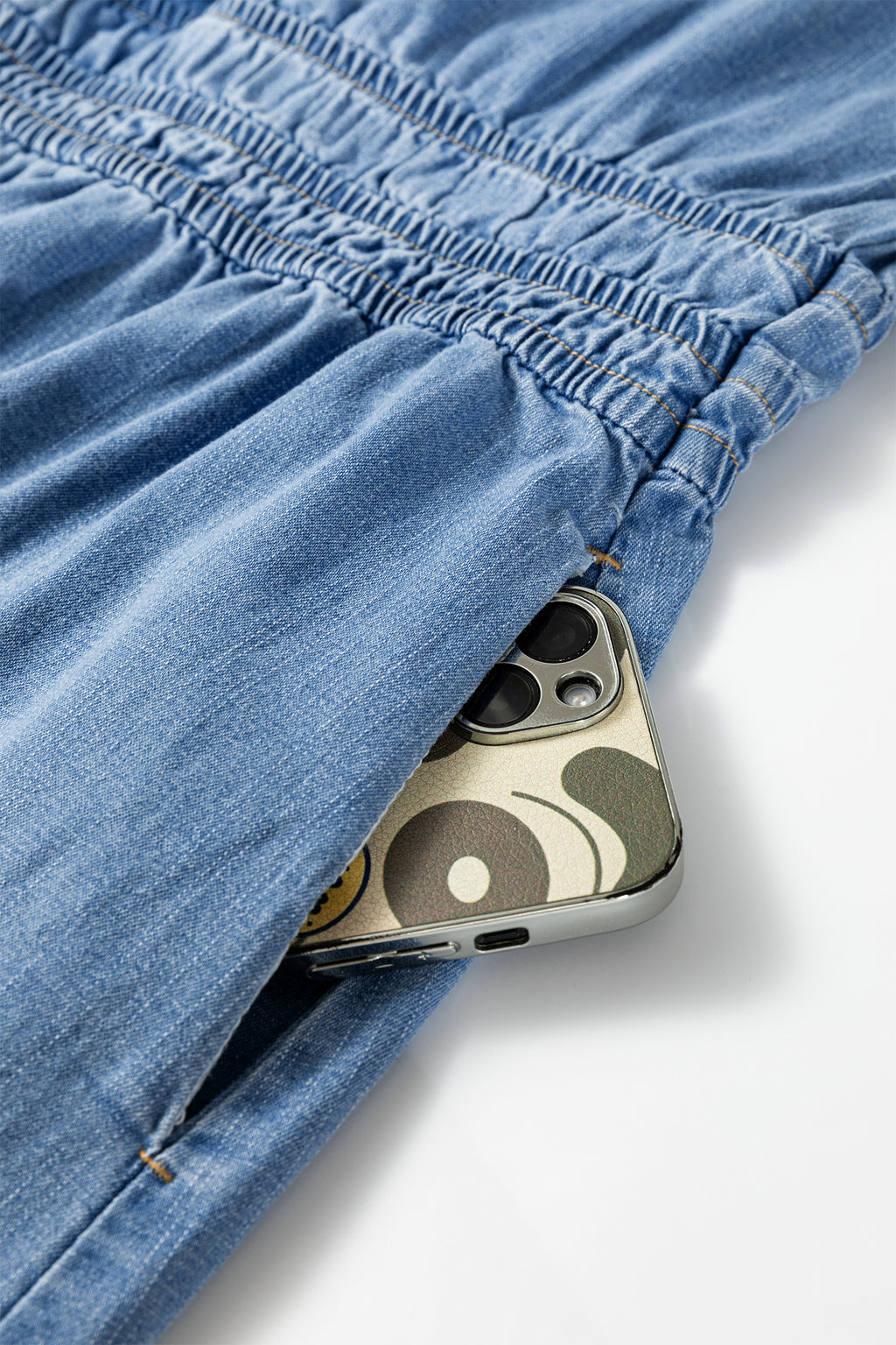 Robe mini en jean bleu myosotis — Taille smockée & col V