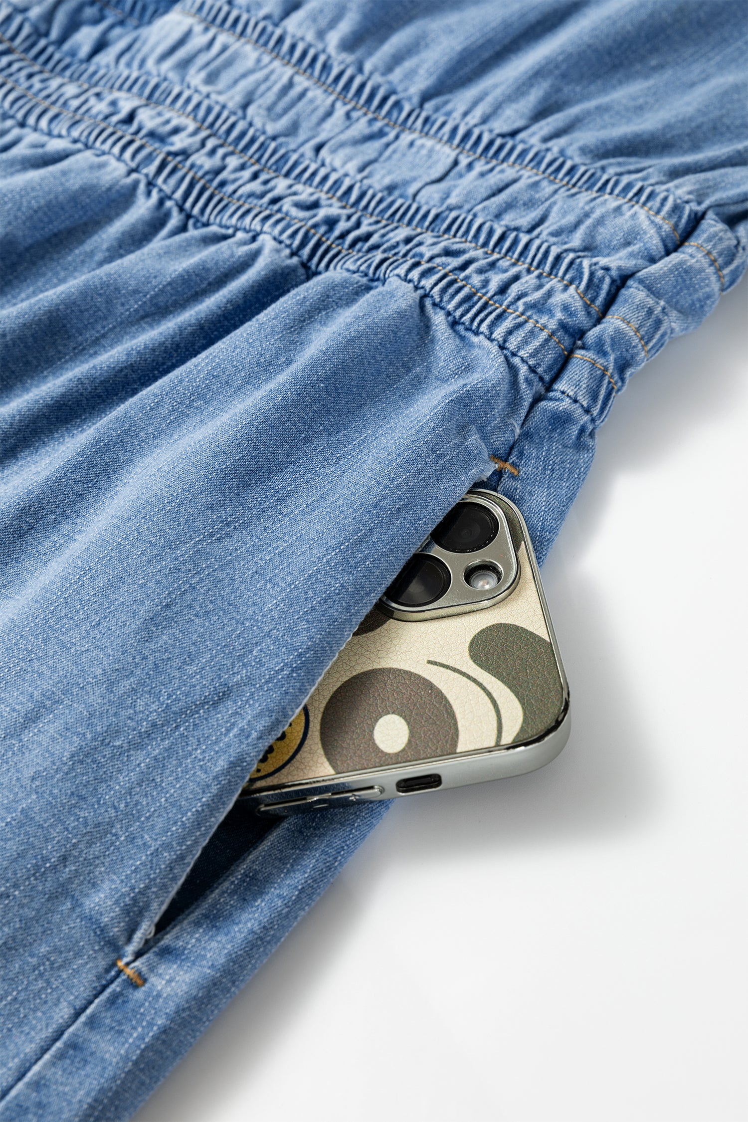 Robe mini en jean bleu myosotis — Taille smockée & col V