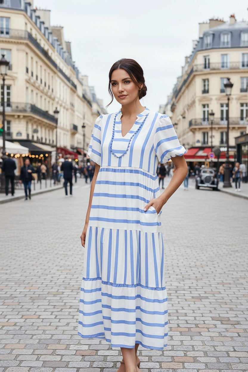 Robe longue bleu ciel à rayures, col cranté et manches courtes bouffantes