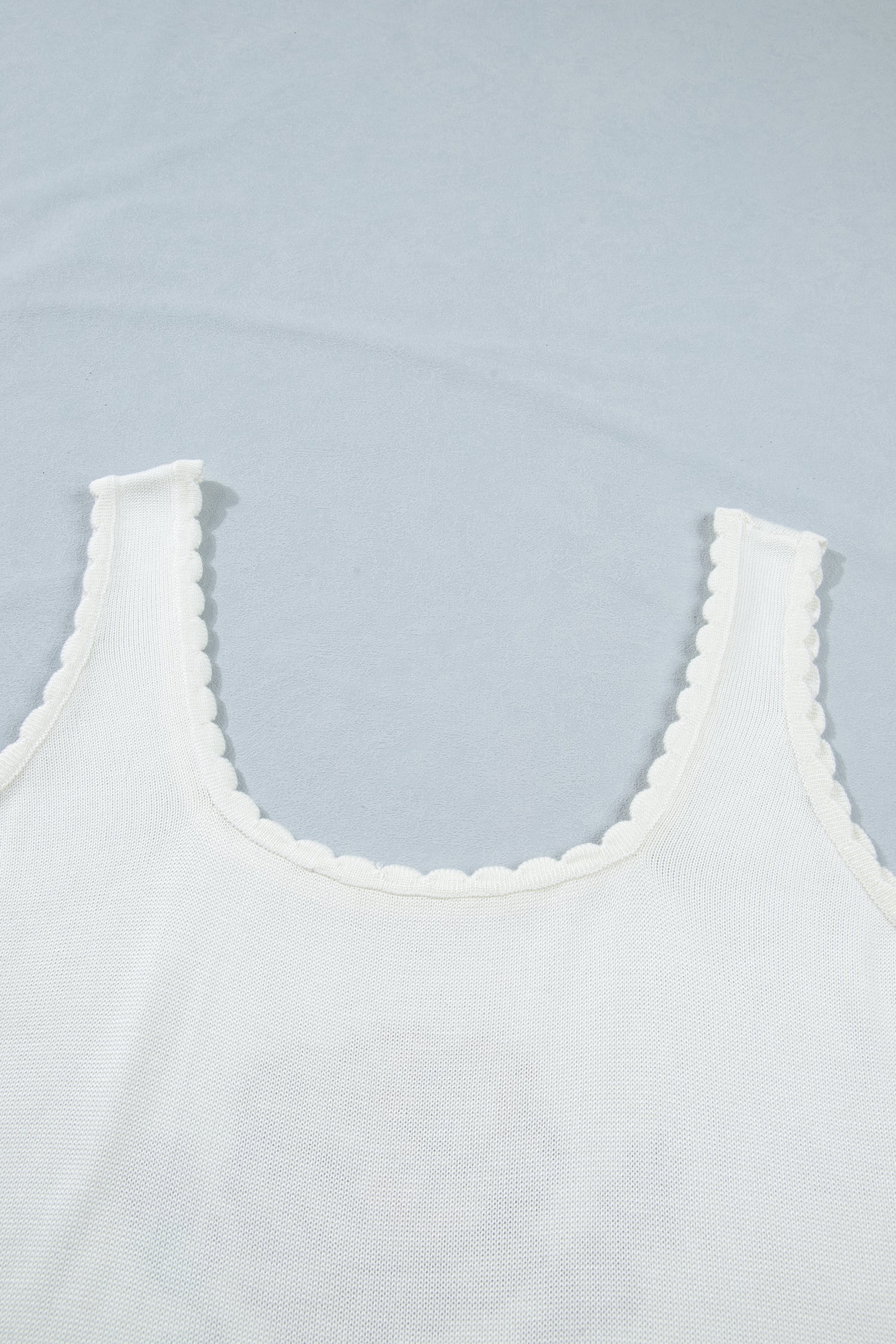 Débardeur en maille florale rétro grande taille — col carré festonné, sans manches