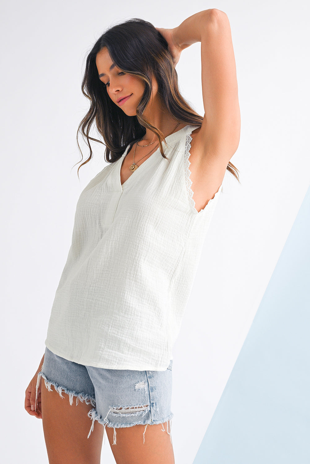 Top Blanc Sans Manches – Col V & Bordure Dentelle Froissée