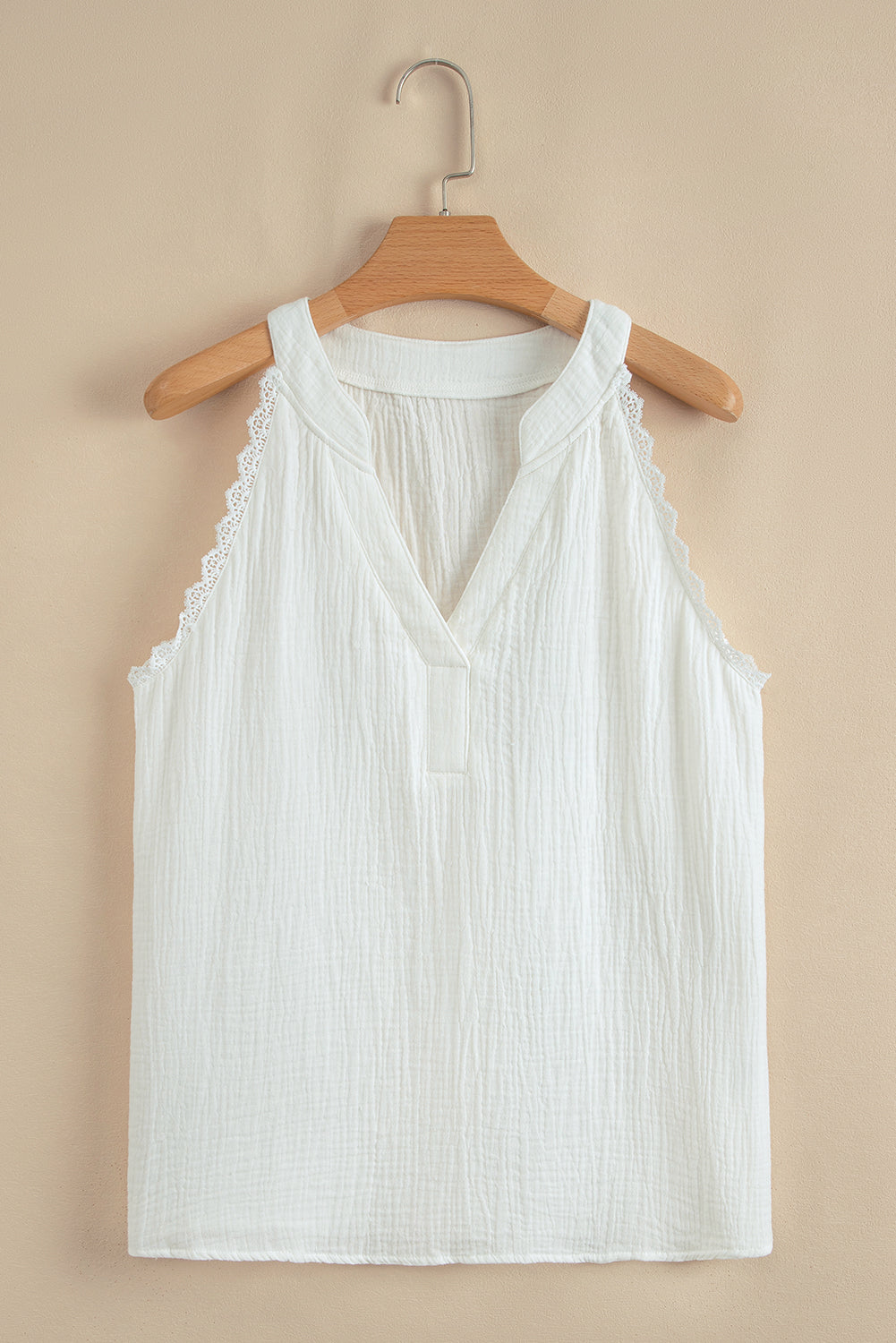 Top Blanc Sans Manches – Col V & Bordure Dentelle Froissée