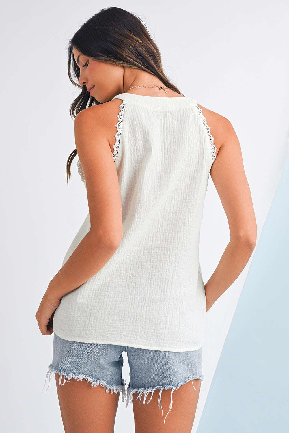 Top Blanc Sans Manches – Col V & Bordure Dentelle Froissée