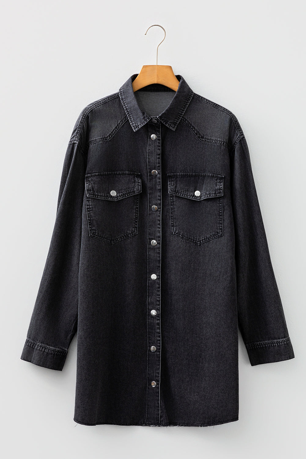 Robe Chemise Ample en Jean — Ourlet Brut et Poches Poitrine