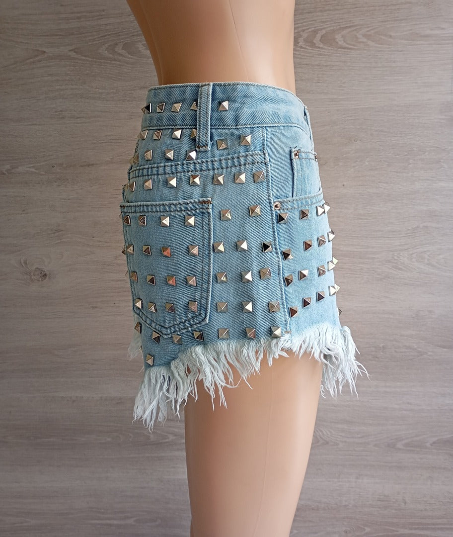 Shorts court fille femme en jeans bleu clair avec clous Xs très bon état avec franges