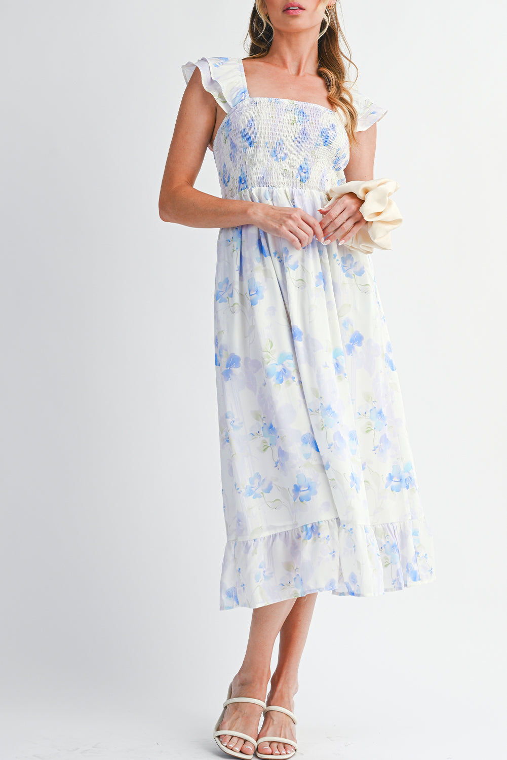 Robe longue bleu ciel à fleurs — Taille haute smockée & volants