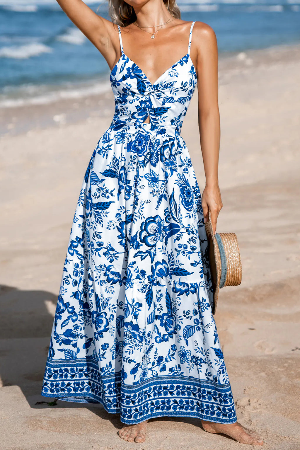 Robe longue bleue ciel à bretelles spaghetti, buste torsadé et imprimé floral