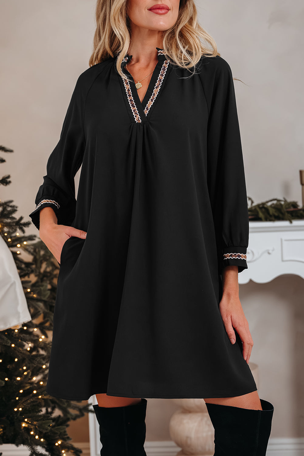 Robe courte noire à col V brodé et manches 3/4 bouffantes