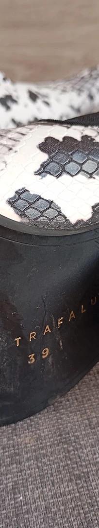 Jolies bottines Zara pointues imprimé pyton taille 39 - blanc/noir/gris - très bon état