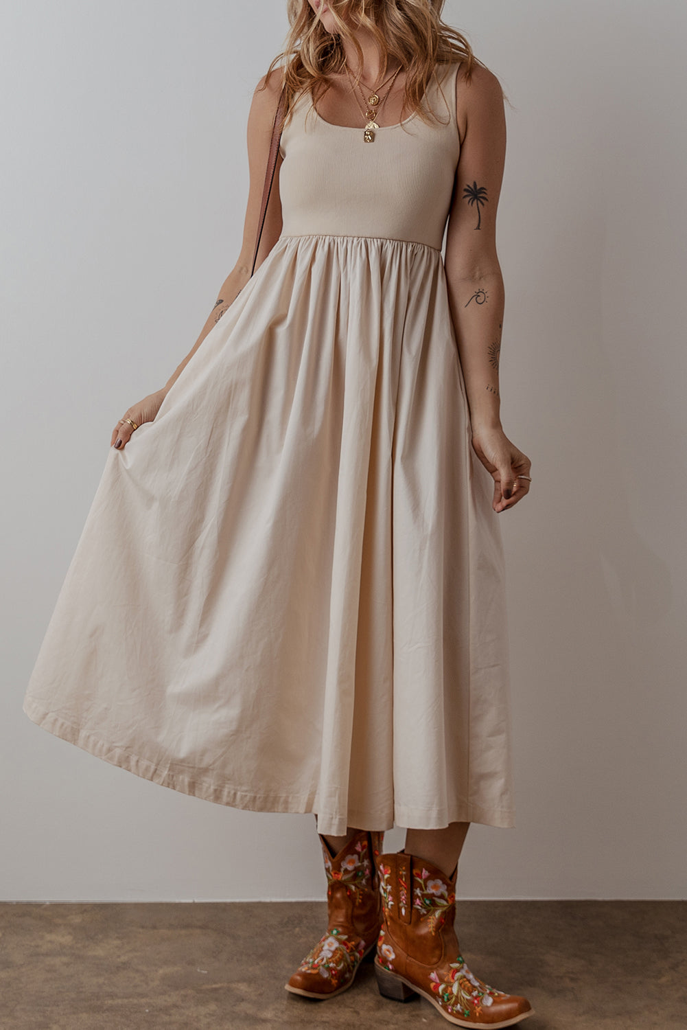 Robe Midi Beige Sans Manches — Haut Côtelé et Jupe Plissée