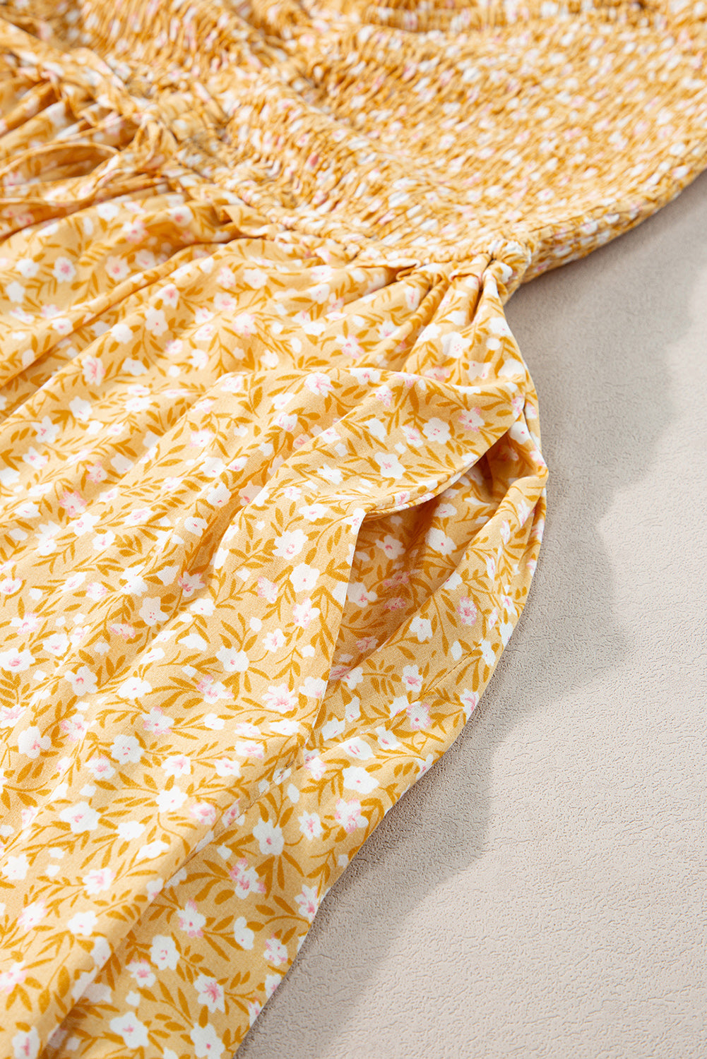 Robe longue jaune à volants & smocks — Imprimé floral bohème
