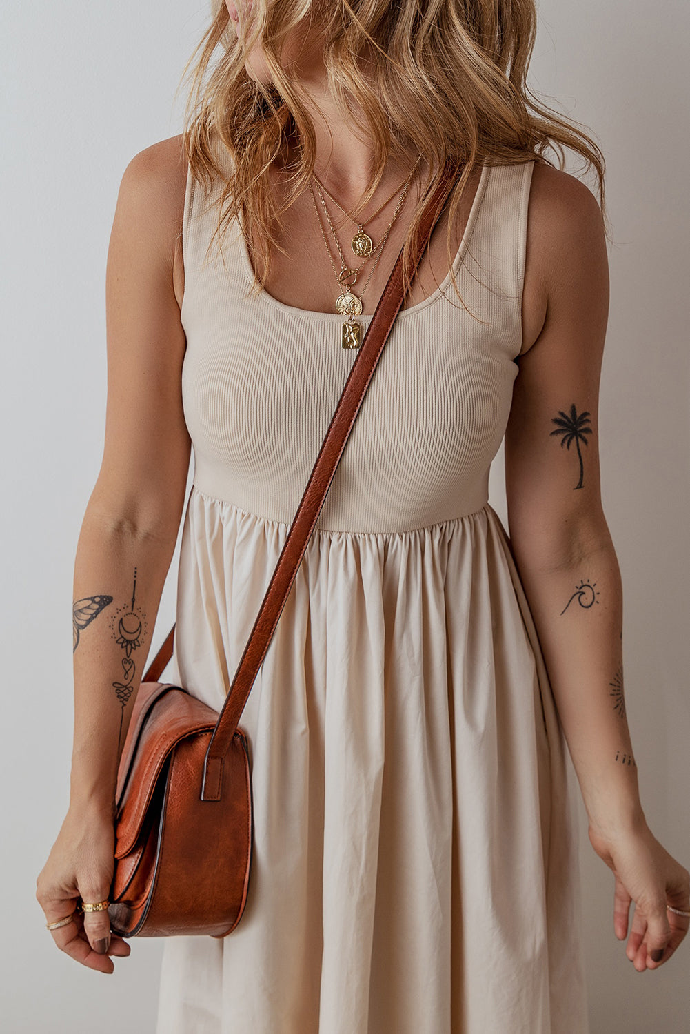 Robe Midi Beige Sans Manches — Haut Côtelé et Jupe Plissée