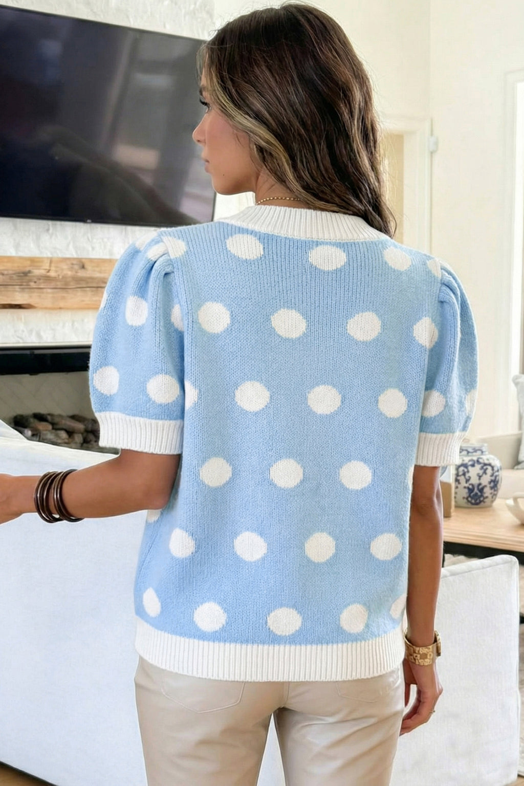 Pull Bleu Ciel à Pois Blancs – Col en V, Manches Courtes Bouffantes