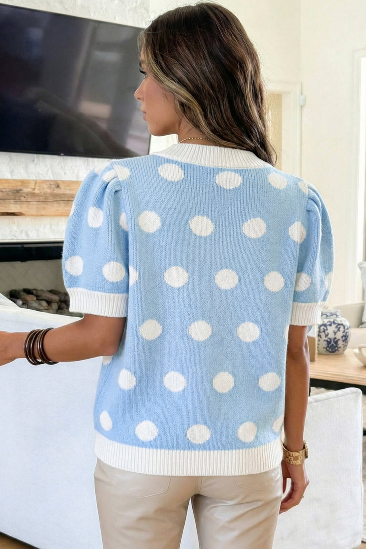 Pull Bleu Ciel à Pois Blancs – Col en V, Manches Courtes Bouffantes