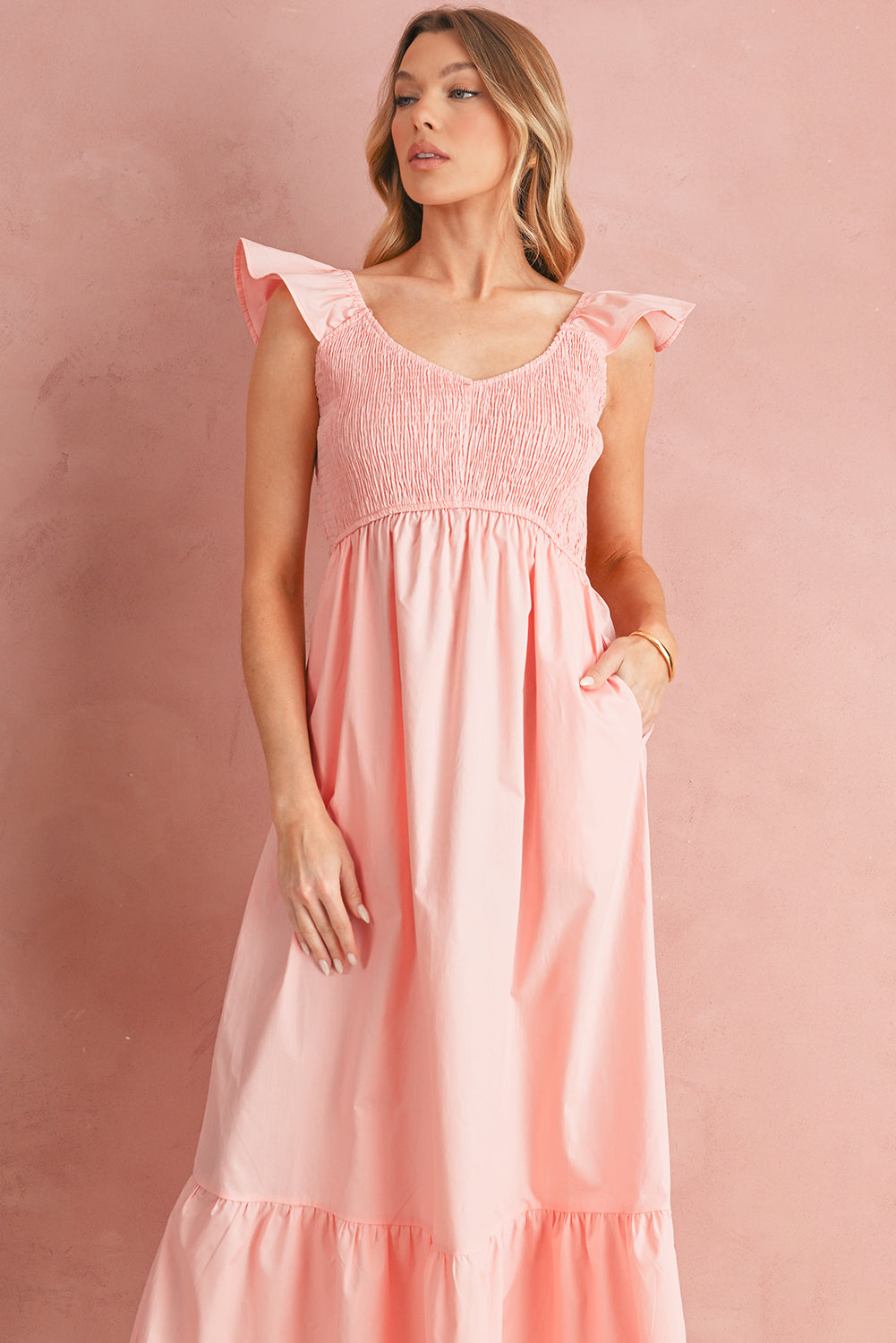 Robe longue à col V, corsage smocké et manches papillon