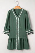 Robe mini vert canton à col V boutonné, bordure contrasée et manches bracelet nouées
