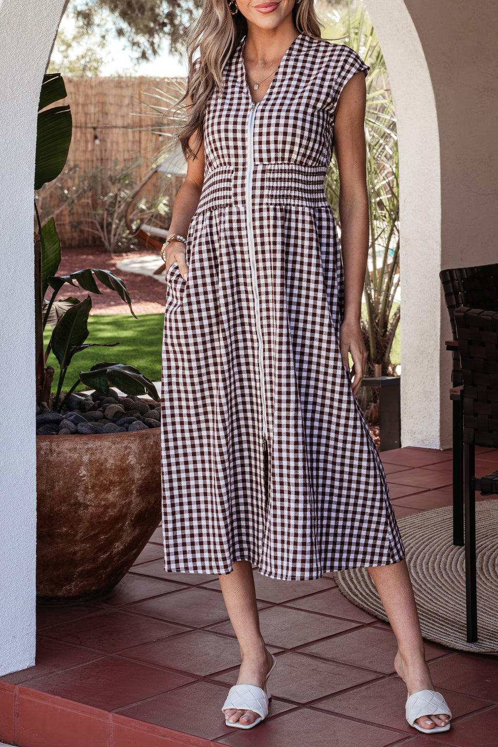 Robe maxi sans manches à imprimé vichy café — Fermeture éclair & taille cinée